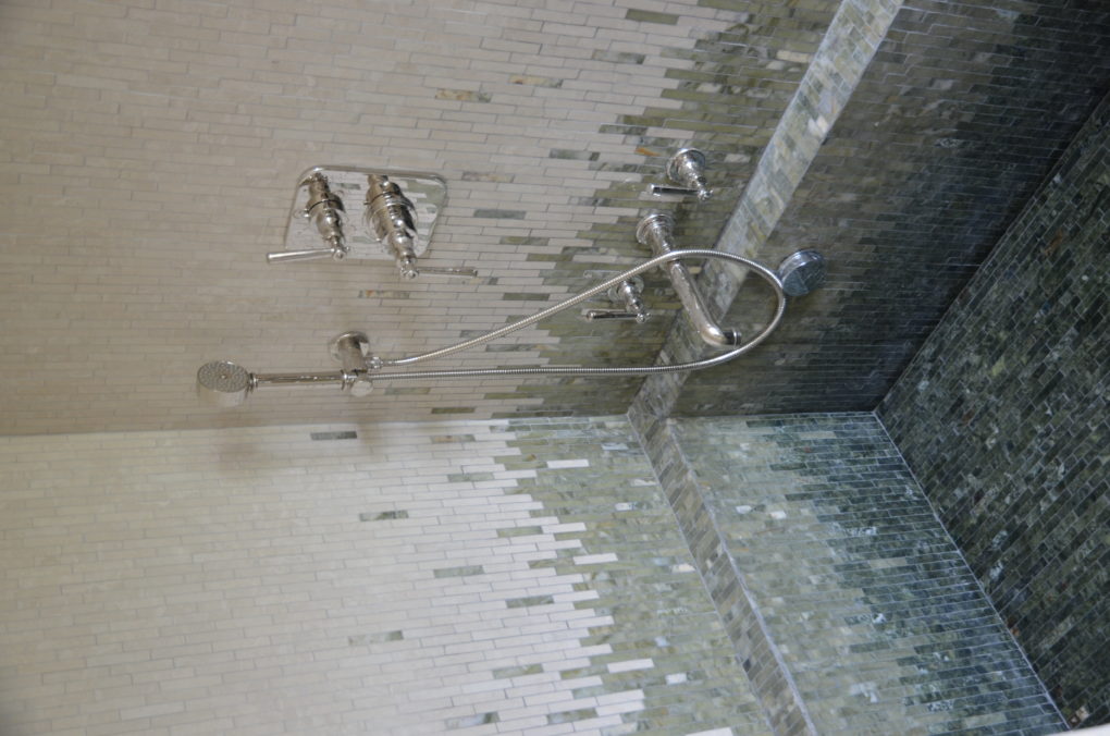 Mosaïque marbre salle de bain Mathilde Herrero