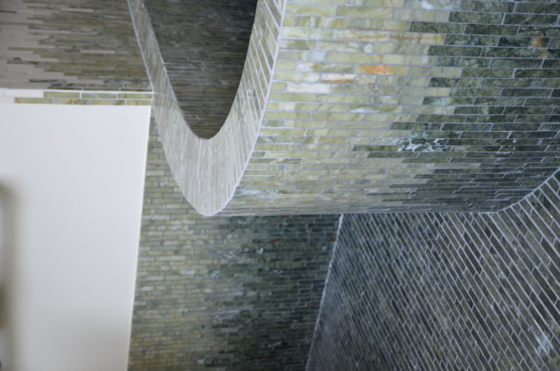 Mosaïque marbre salle de bain Mathilde Herrero